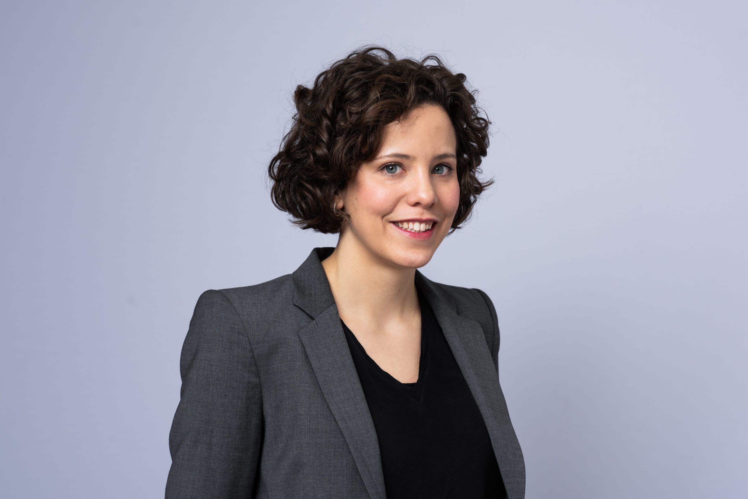 Mari portrettfoto grå dressjakke