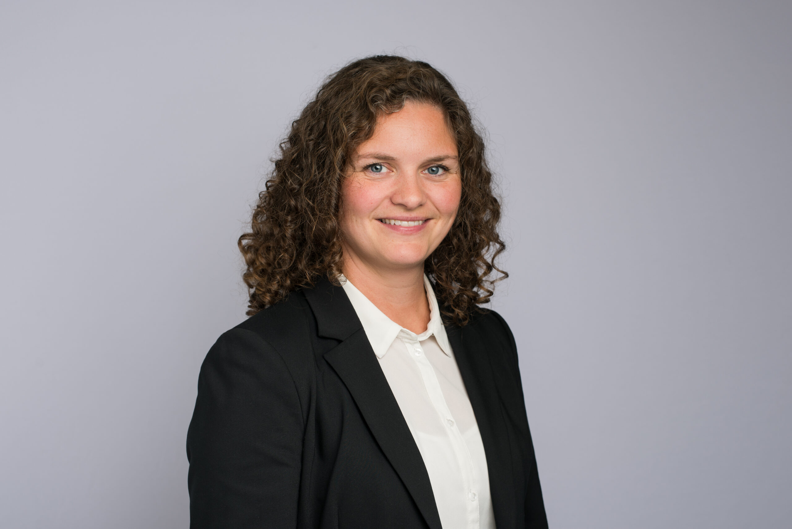 Inga Tollefsen Laupstad i hvit bluse og sort blazer