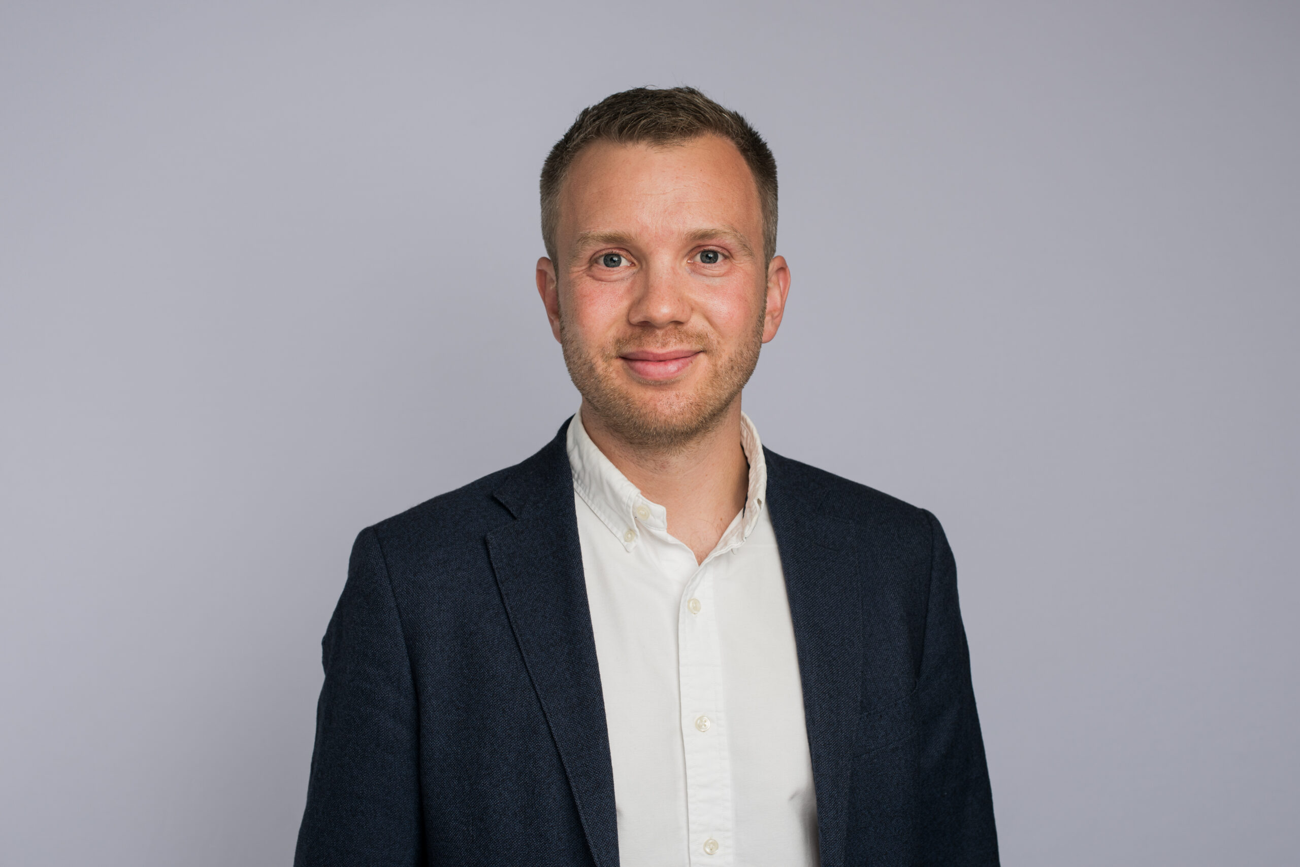 Lars Mathias Enger i hvit skjorte og sort jakke